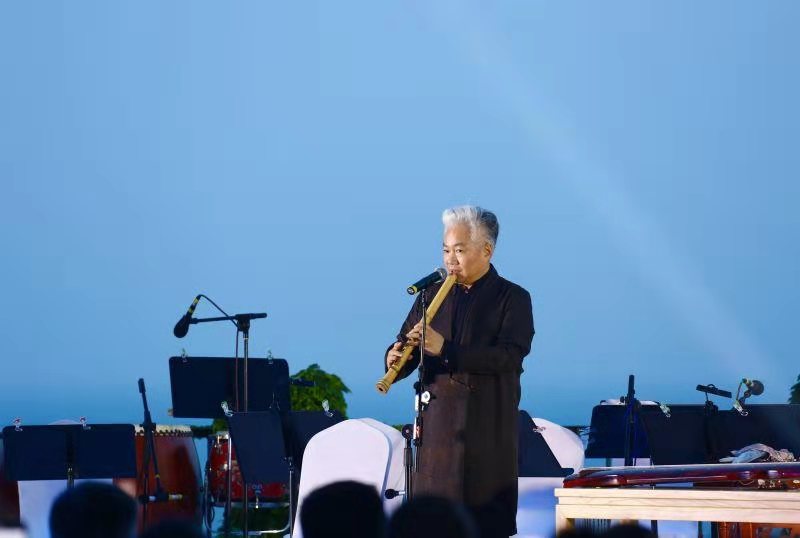 海邊晚霞國樂聲響起方錦龍在太平角奏起龍吟盛世駿躍華程