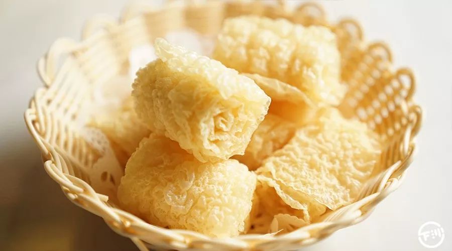 响铃卷小仙女们爱惨了它们,竹荪被称作"雪裙仙子",吸收了原味汤汁,在