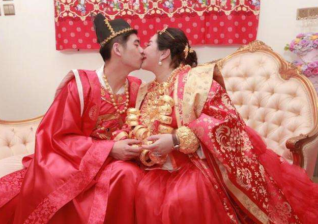 原创何超盈临近生产和辛奇隆甜蜜逛街身价14亿却买19元打折货超低调