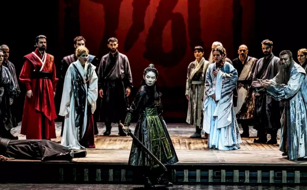 中希双语版中国话剧《赵氏孤儿》剧照而在中国,中国戏剧与西方戏剧