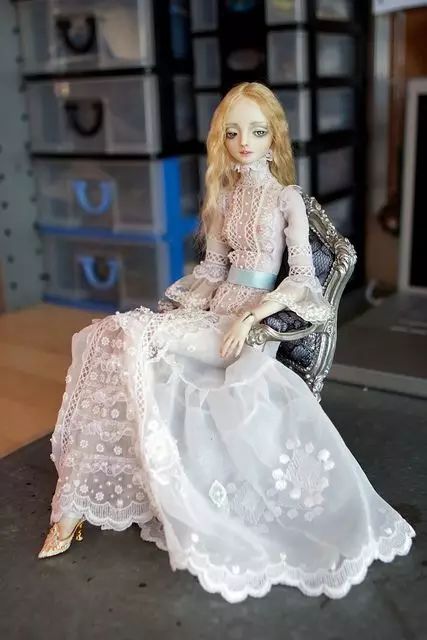 她给自己的bjd娃娃做的衣服个个都美得如艺术品一般