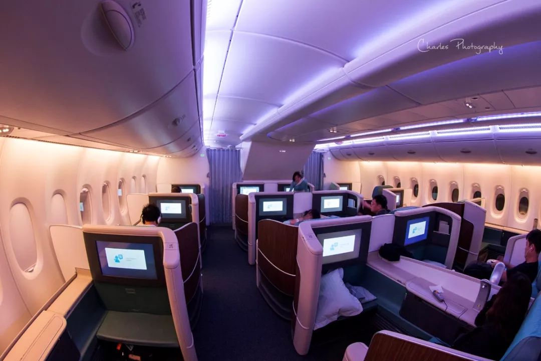 韩亚航空引进a380的时间较晚,因此得以在客机上使用全新的客舱硬件