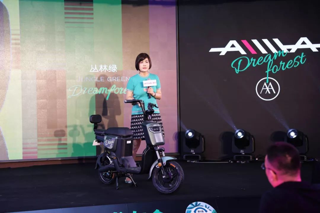 在爱玛副董事长段华女士看来,不止时尚潮牌和奢侈品能玩转色彩,电动车