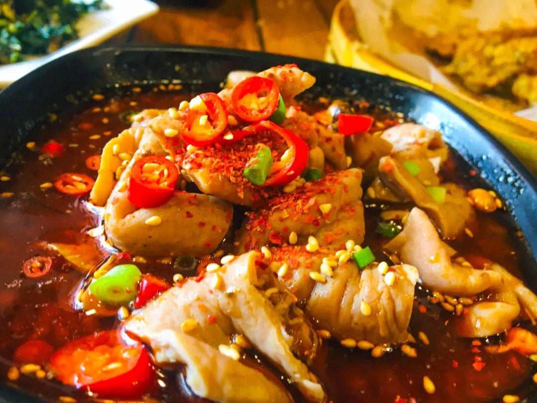 肥肠在红油里走一遭,那味道说不销魂是假的.