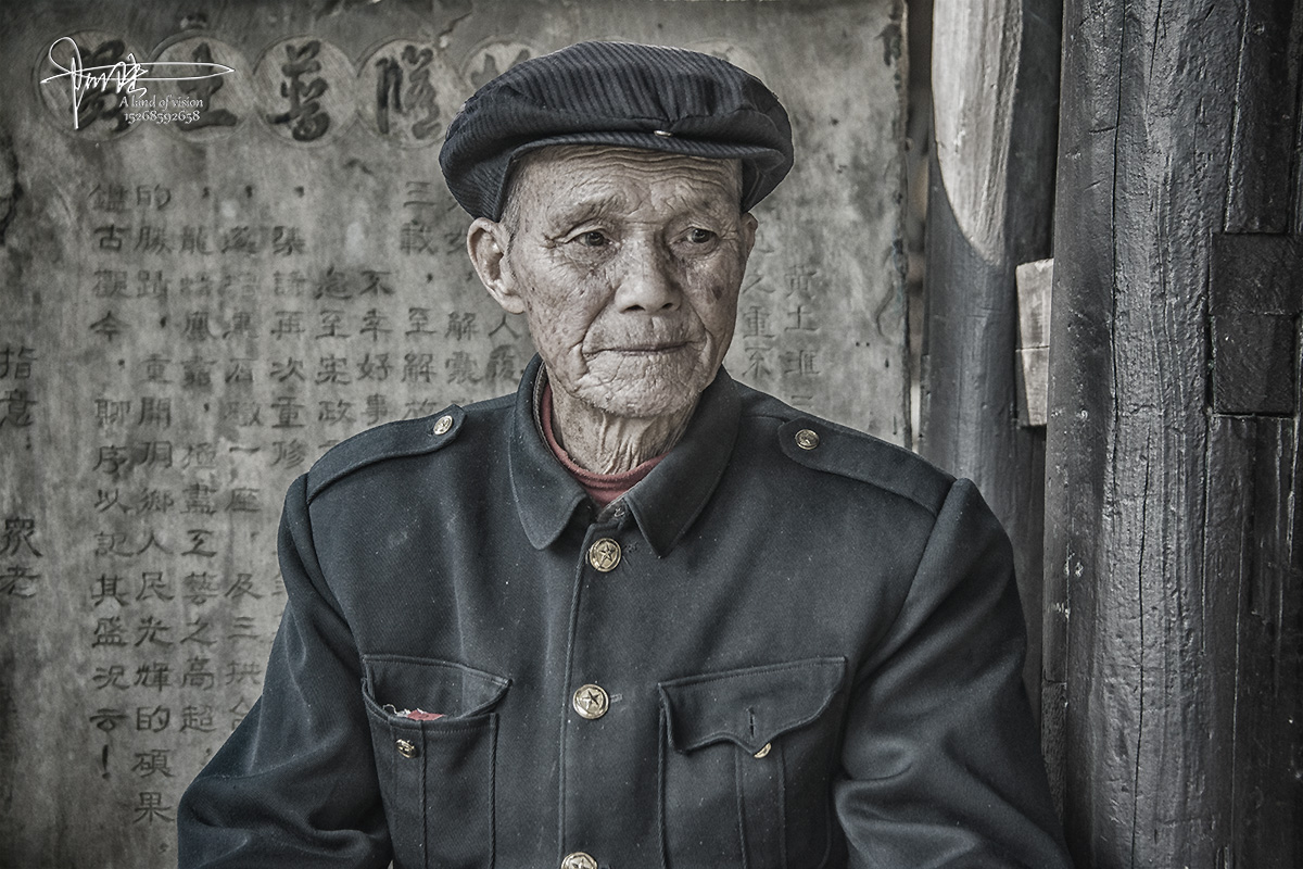 1/ 12 虽说是侗族文化村,村民们平时的着装大多朴素,和汉族没什么区别