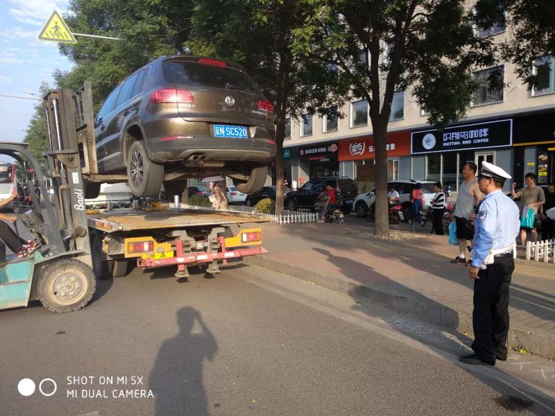 行車道內嚴重影響交通暢通的車輛,拖車不限於白天,晚上違停照樣拖走