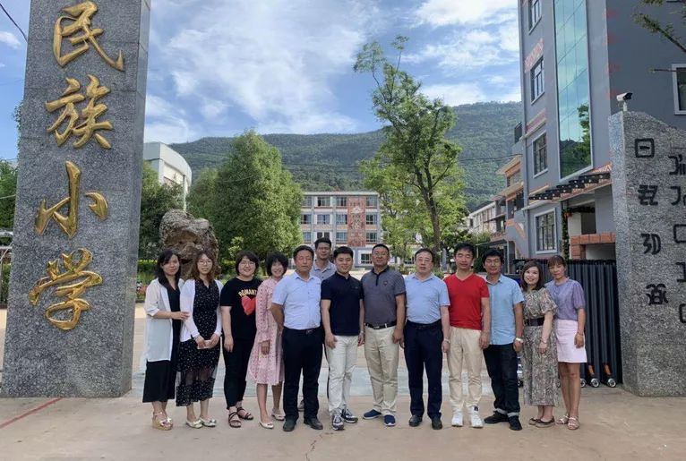 禄劝县民族小学副书记代表学校表达了对垂杨柳中心小学老师的欢迎和