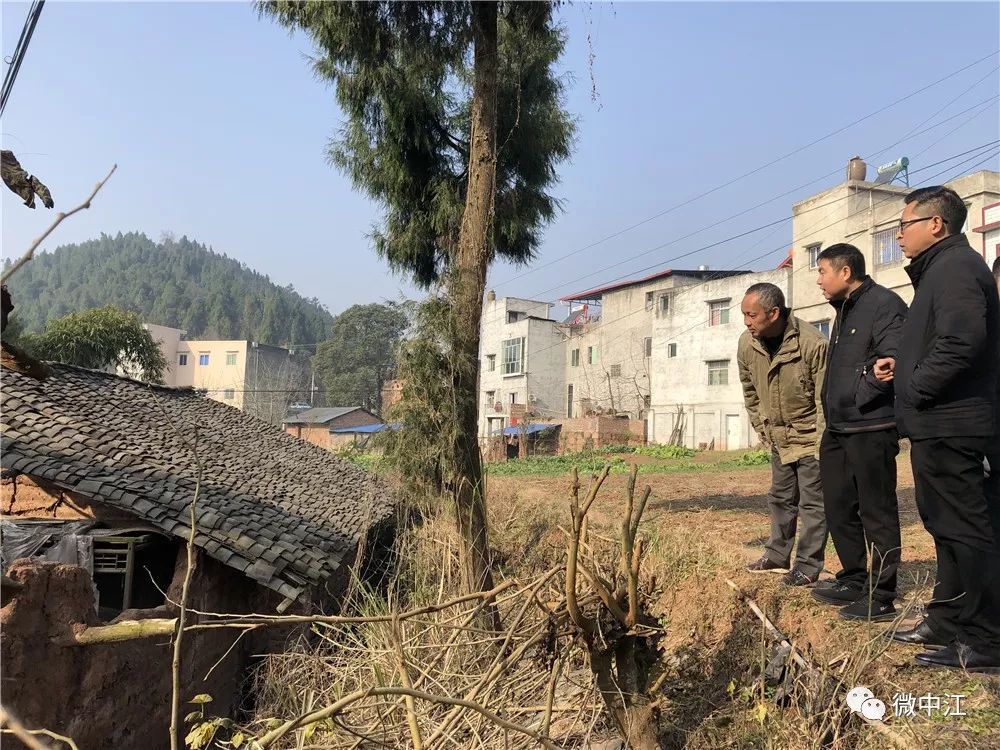 危房改造政策,安全住房也早已修建好,丈夫李代虎也早已搬入新房子居住