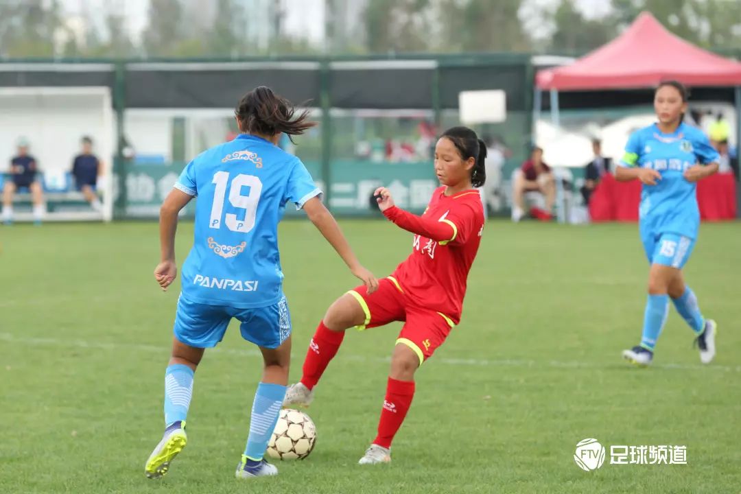 内蒙古足球改革收到成果呼市蒙校女足再度捧起二青会冠军奖杯