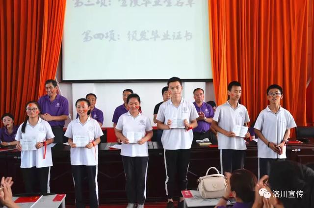 洛川县中学初中创新班首届毕业生即将登上检阅台