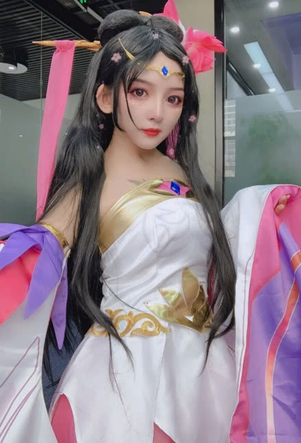 纹身美女cos貂蝉走红看清蝴蝶纹身的位置网友爱了爱了