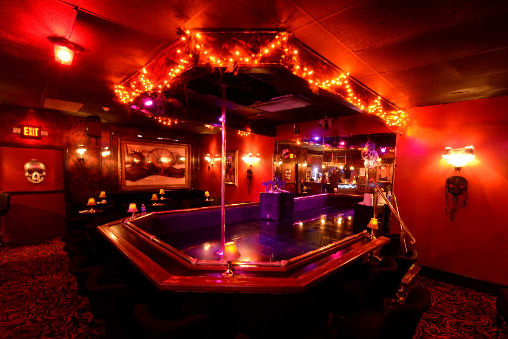 脱衣舞俱乐部第一国:有超4000家脱衣舞俱乐部,40万女性以此为生