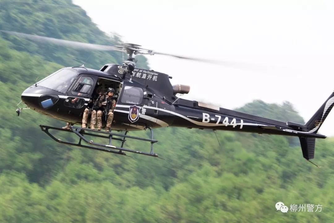 柳州警方真猛特警全体出动直升机空中支援
