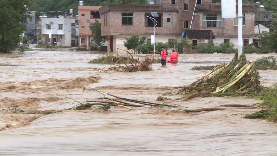 消防救援队涉深水战恶浪宁可自己累趴也要再救一名群众