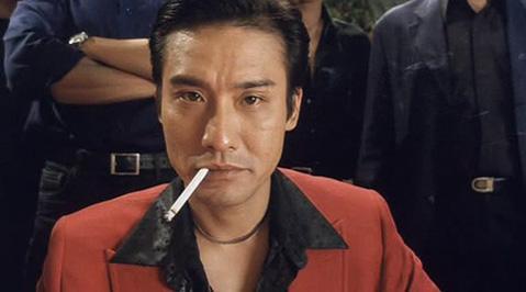 姜文在《让子弹飞》里这一片段据说被批评了,误导他人吸烟!