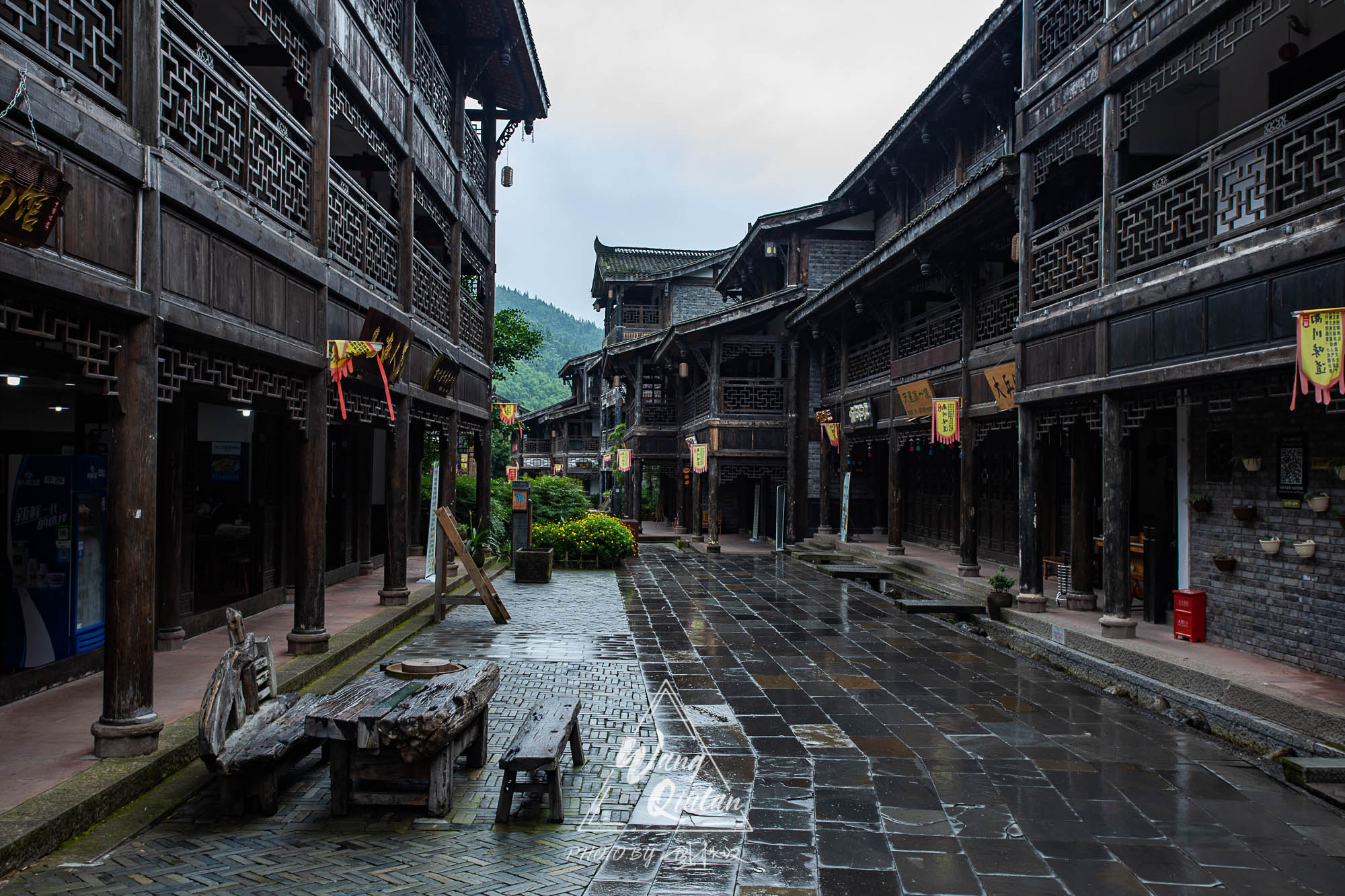 白天繁华夜晚梦幻金佛山下天星小镇重庆的长安十二时辰