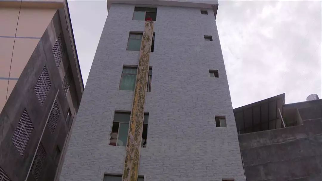 绣娘陈美云说这幅清明上河图陪伴着她的孙子一同成长,如今完成了,虽然