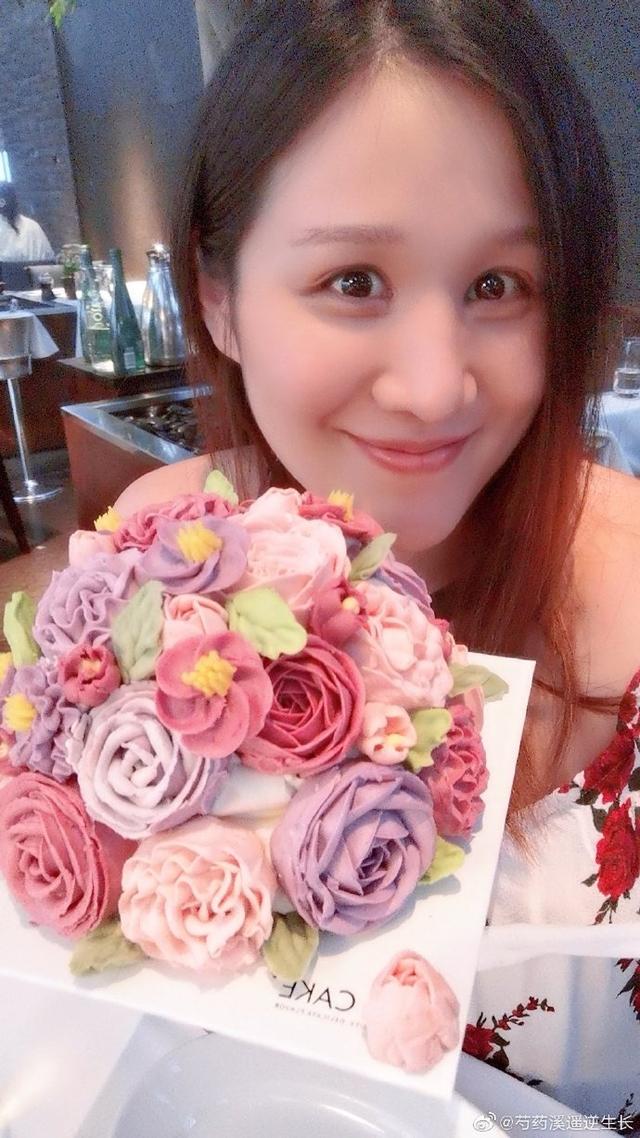杜锋妻子马晨菲过32岁生日,手捧鲜花很美丽,疑似已与杜锋离婚