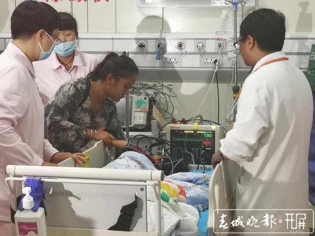 2歲女孩吃菌中毒送往昆明媽媽已死亡爸爸深度昏迷