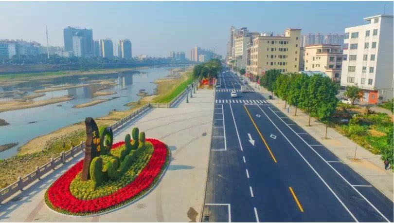 今年初,恩平市恩城街道荣誉市民大道"白改黑"城市道路工程将原来颠簸