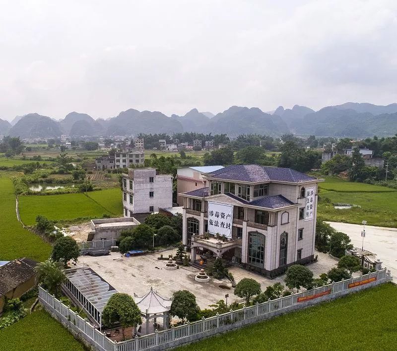 航拍大毒枭张加爱豪华别墅占地两三亩高达4层装修富丽堂皇