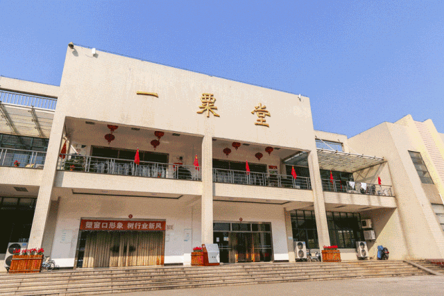 湖经可以说是藏龙岛高校cbd,一三五七九加堕落街,除开接待外宾的