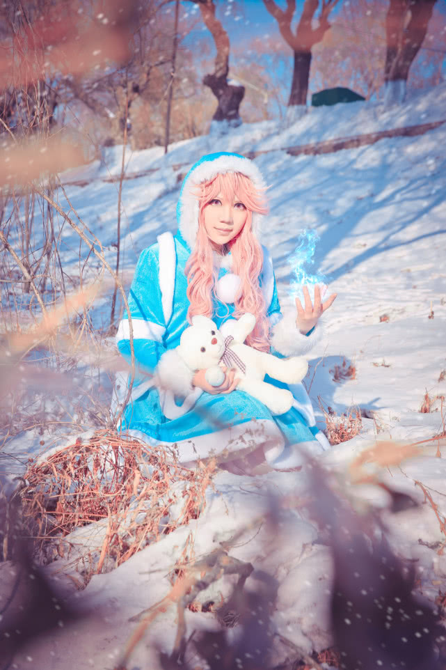 cos英雄联盟冰霜烈焰安妮:你这安妮身材有一点点好啊