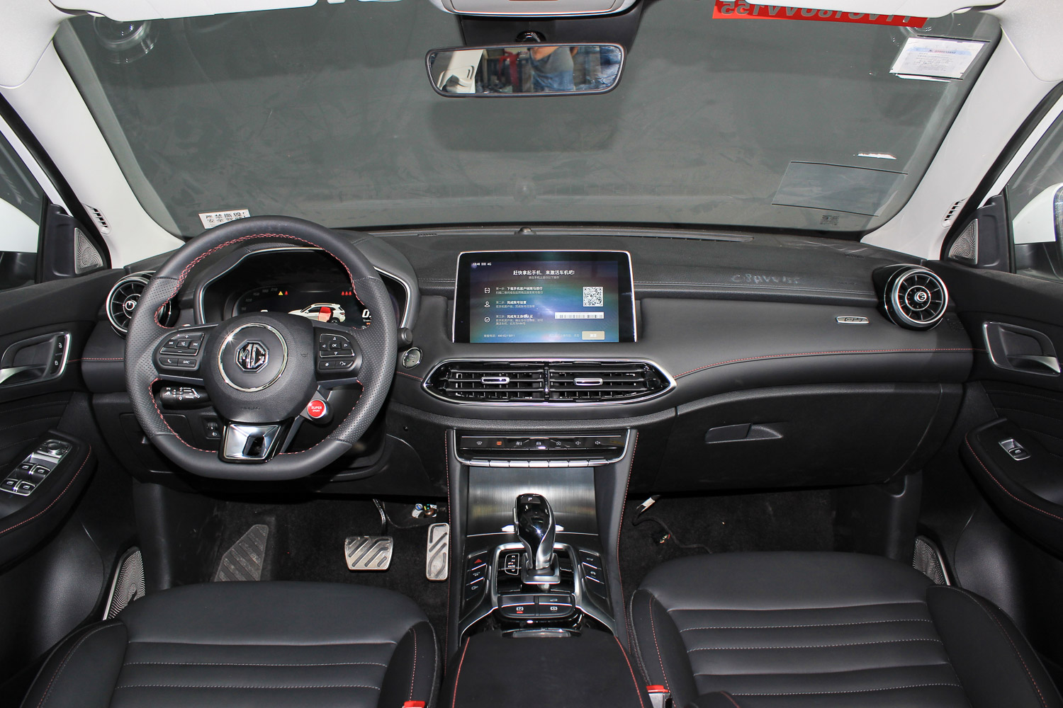 2019款名爵hs的内饰也维持了先前的设计风格,最大的改变是30t版本换装