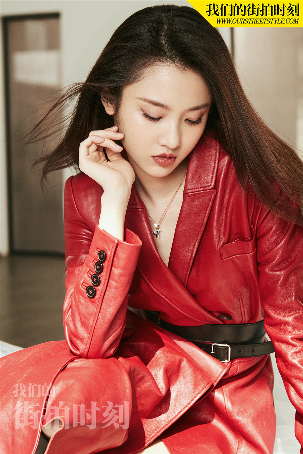 张慧雯最新时尚大片释出 红色皮衣引燃炽暑新摩登