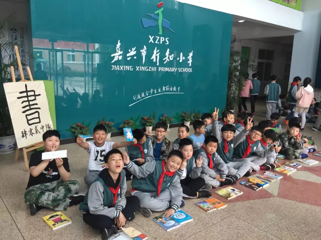 嘉兴市行知小学这位男老师用文言文给一个班的学生写期末评语)  来源