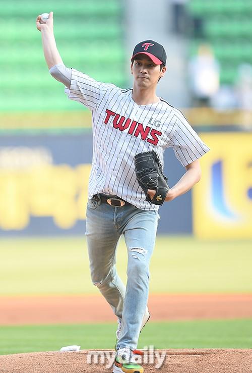 「md photo」 韩国艺人吴昌锡李彩恩任棒球比赛开球嘉宾 当众宣布已