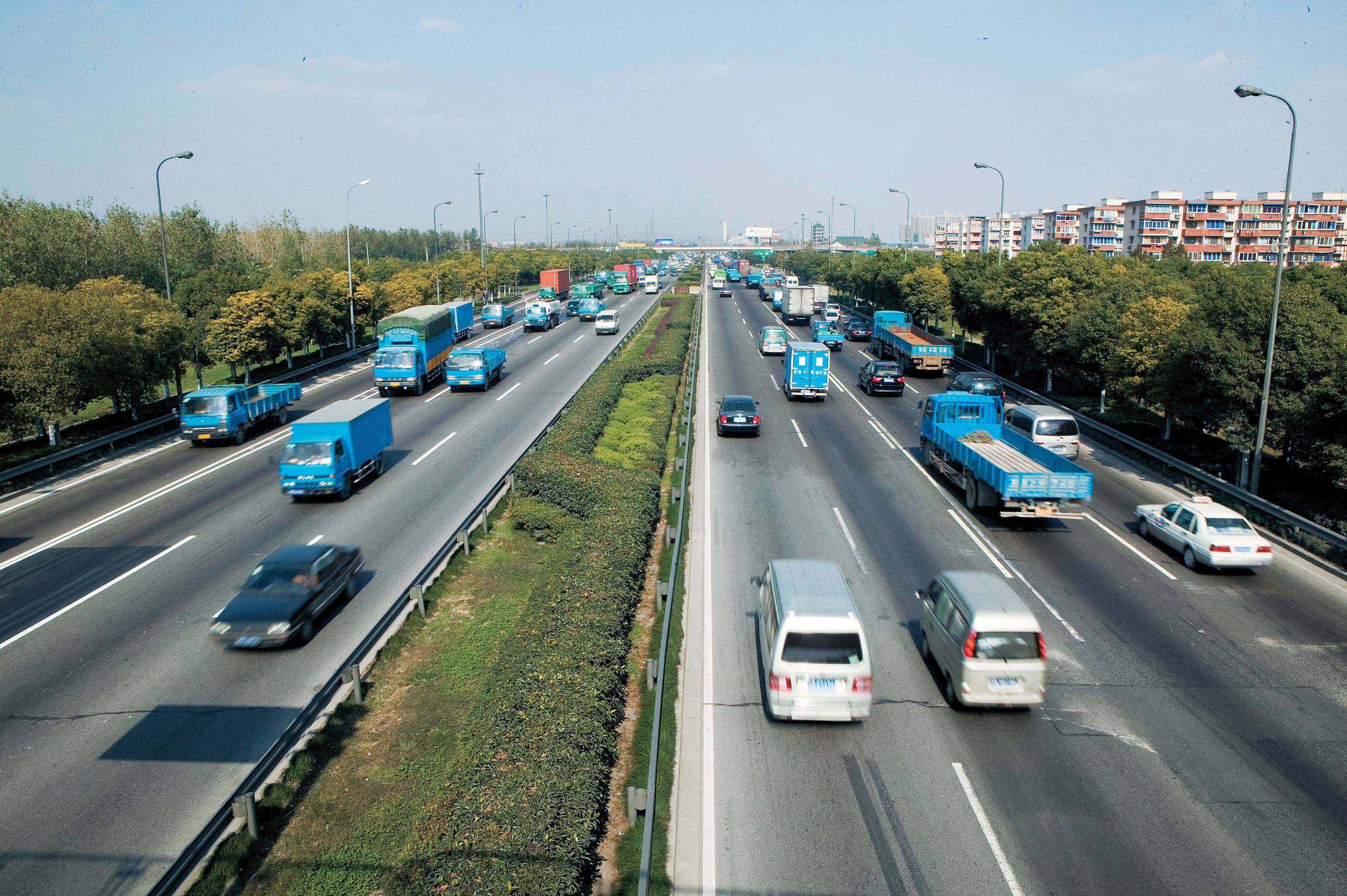 无牌奥迪高速逼停大货车 为这事索要1万不给就别走 交警:犯法了_车辆