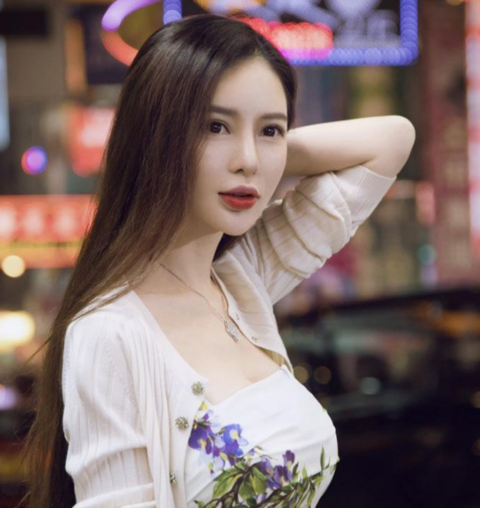 摄影招这样一个美女当秘书老板开多少工资合适