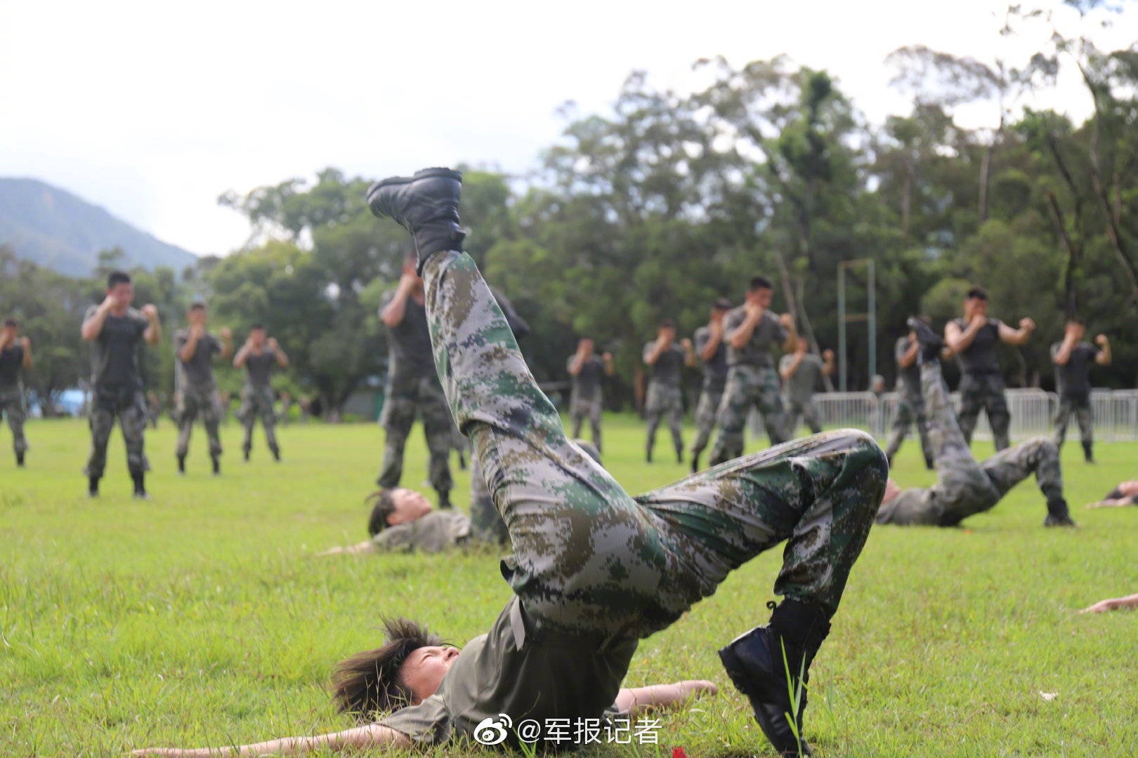 【驻香港部队特战女兵亮相,惊艳背后是心疼"倒功准备,前倒!