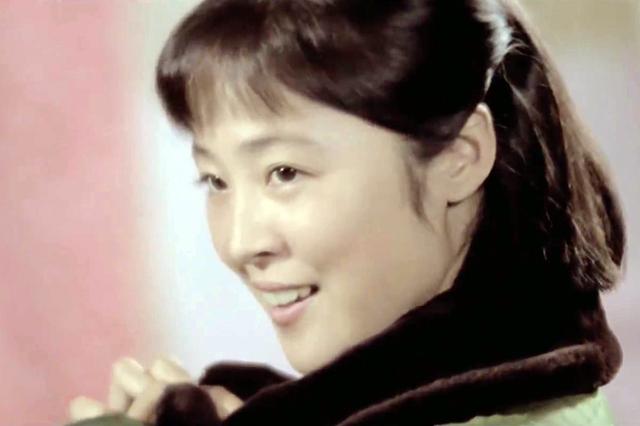 1985年因出演电影《高山下的花环》中的韩玉秀而深受观众喜爱.