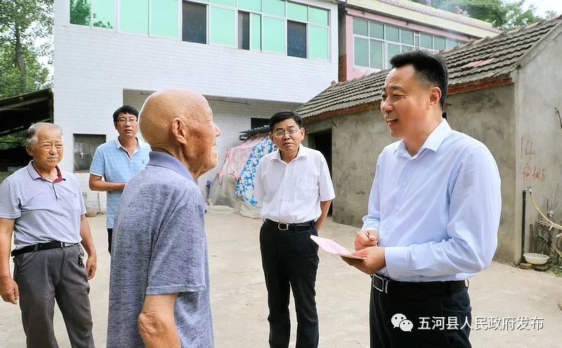 县委书记常言龙走访慰问建国前老党员