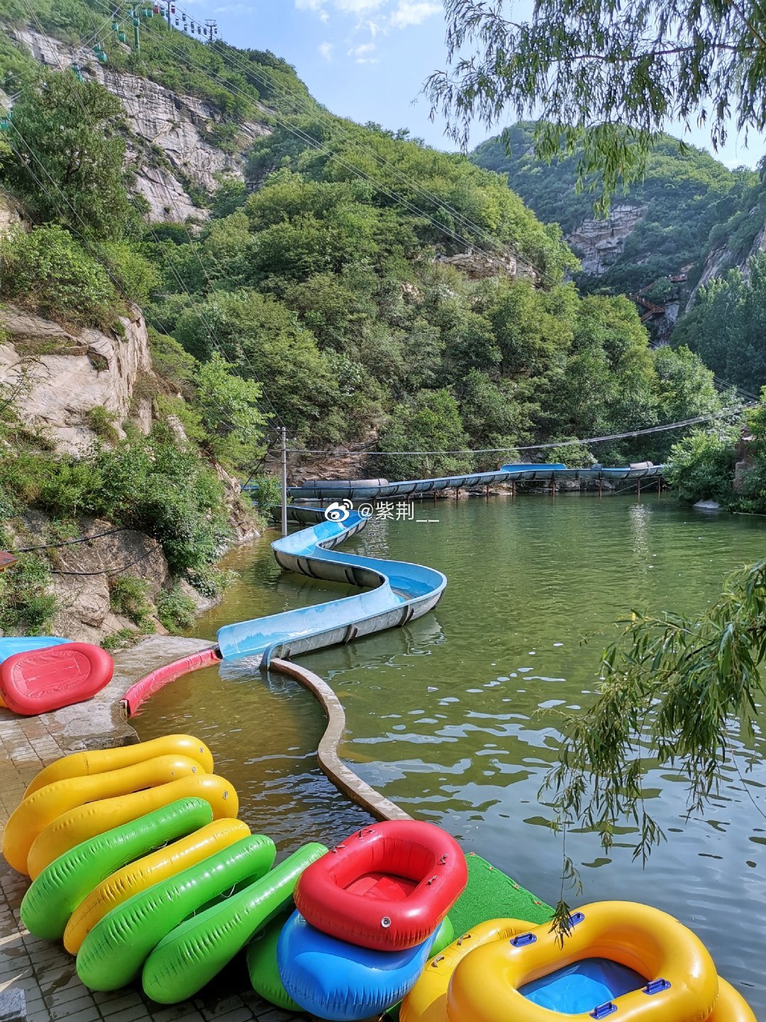 比较平缓的塑料弯水滑道,约500米,象一首舒缓的轻音乐轻柔地到达清凉