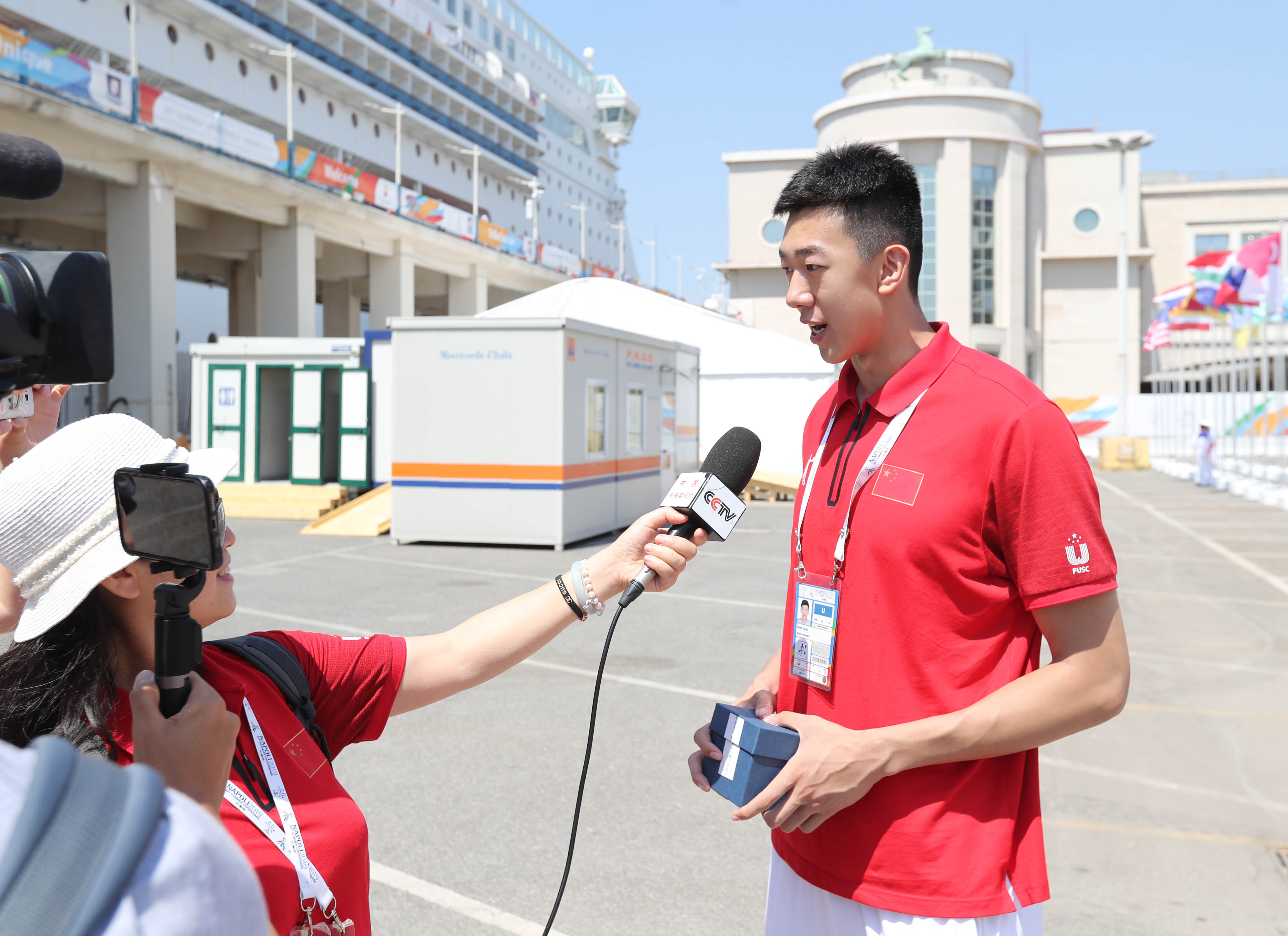 中国大学生代表团举行升旗仪式王少杰成开幕式旗手