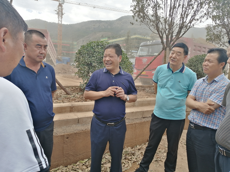 调研期间,杨明武一行先后来到泸沽湖大道改扩建项目,宁蒗凉山综合农贸