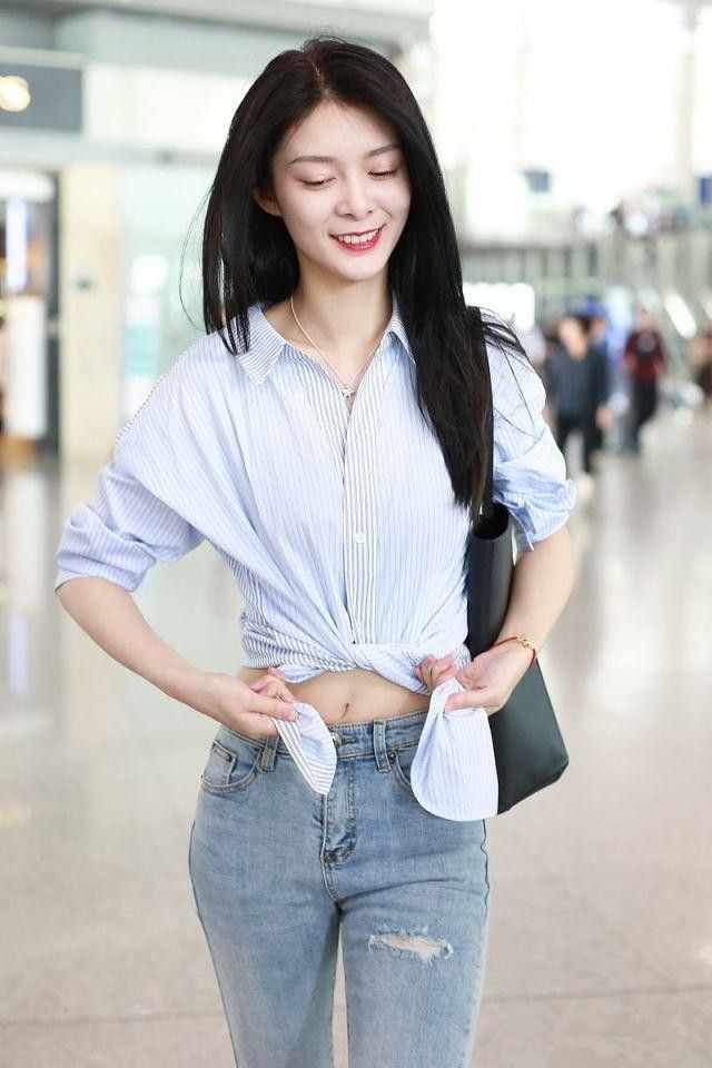 傅菁放开了穿机场当众系扣显豪放网友有这腰我也天天这么穿