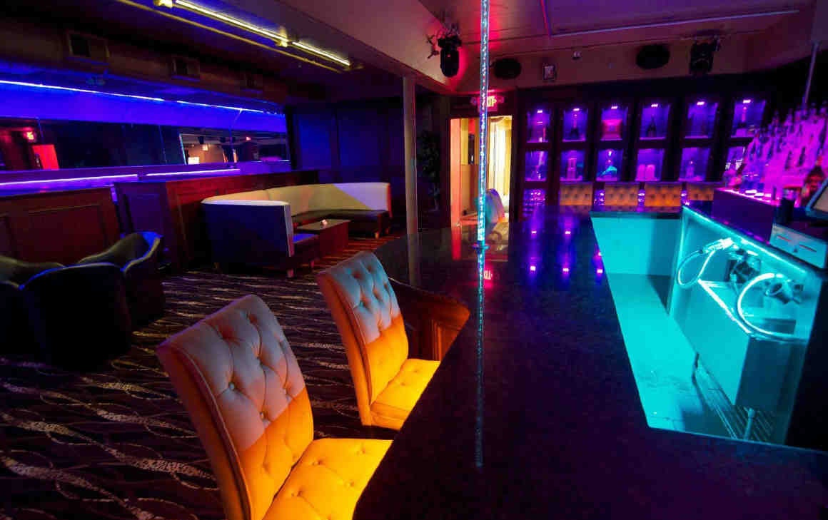 脱衣舞俱乐部第一国:有超4000家脱衣舞俱乐部,40万女性以此为生