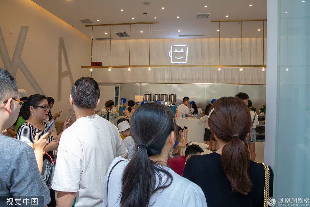 王俊凯父母奶茶店开业 迷妹顶烈日排队占据整条街