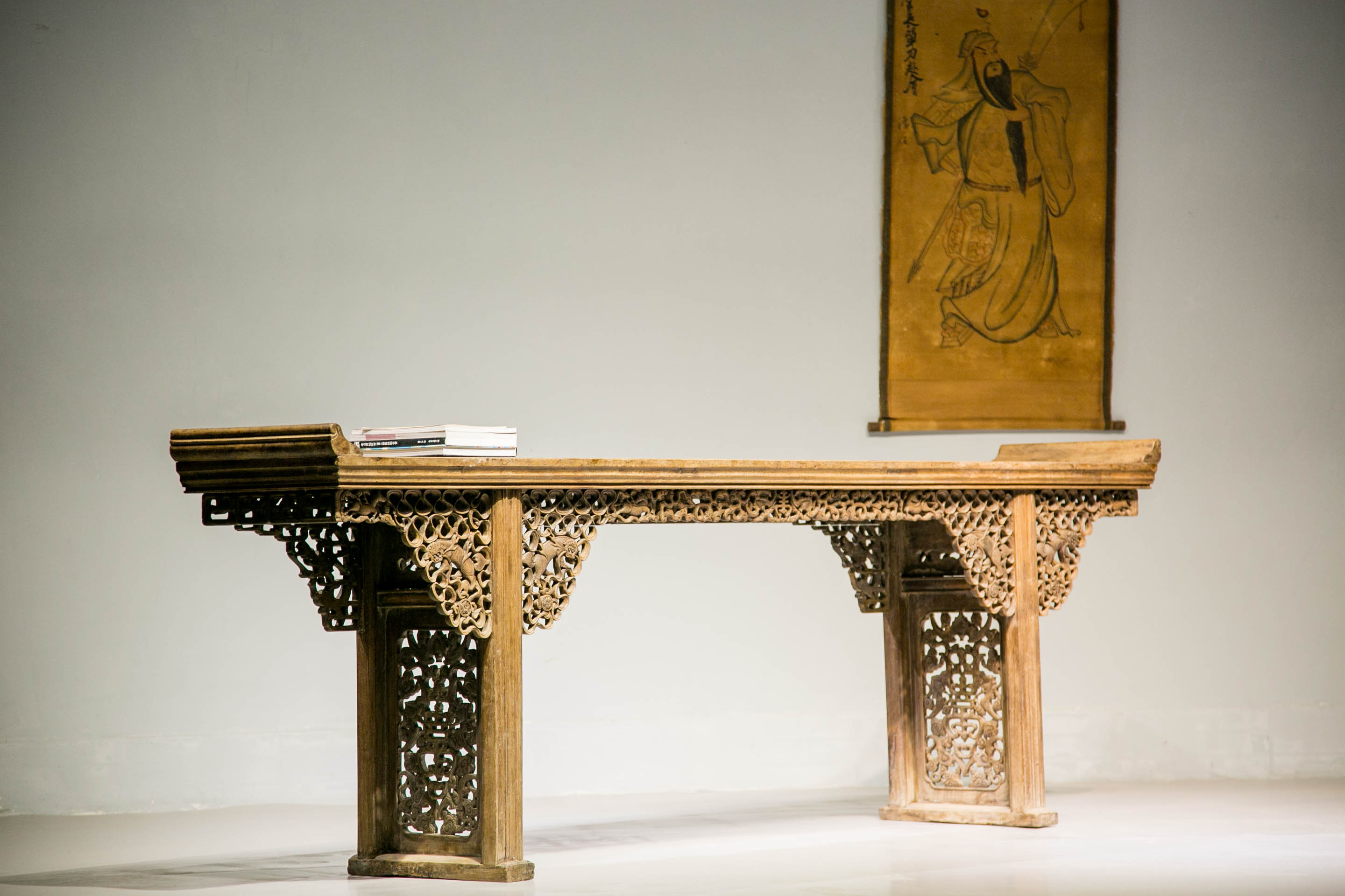 明清代老家具之清早期楠木雕花独板大翘头案