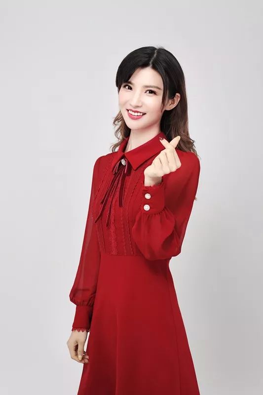 一有同事请假休假她就顶上,绝对的"万金油"型主持人