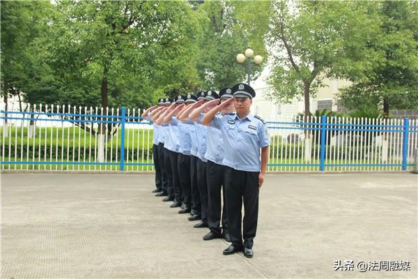 以普通一兵参加比赛此次比武竞赛内容为人民警察徒手队列动作,以立正