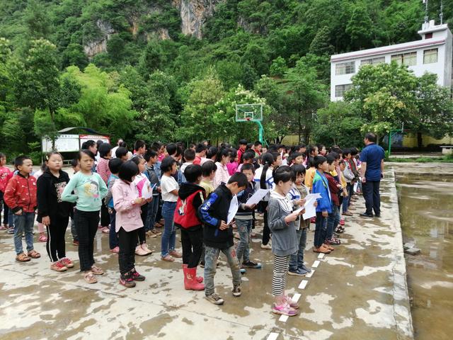 黔西南普安县罗汉镇开展"6.27青少年毒品预防教育"禁毒宣传活动