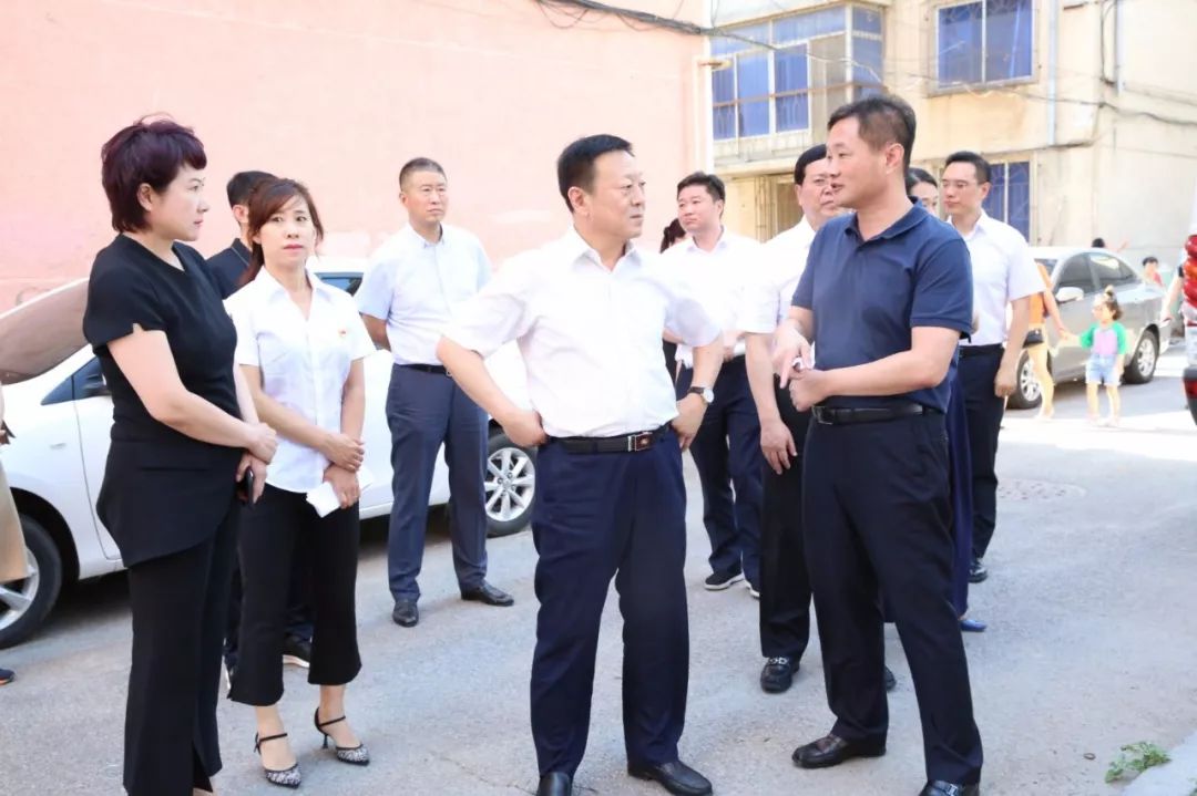 市委书记市人大常委会主任赵长富就西市区老旧小区改造进展情况进行