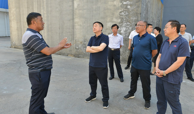 7月1日上午,县委副书记,县长刘川楠深入我县广厦热力公司就大气污染