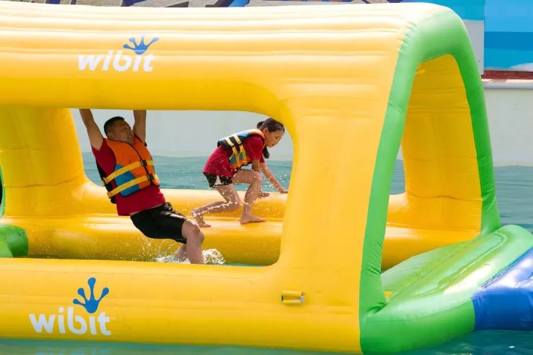 家庭亲子"水上大冲关"设有成人与儿童专属赛道速度与技巧,欢声与笑语