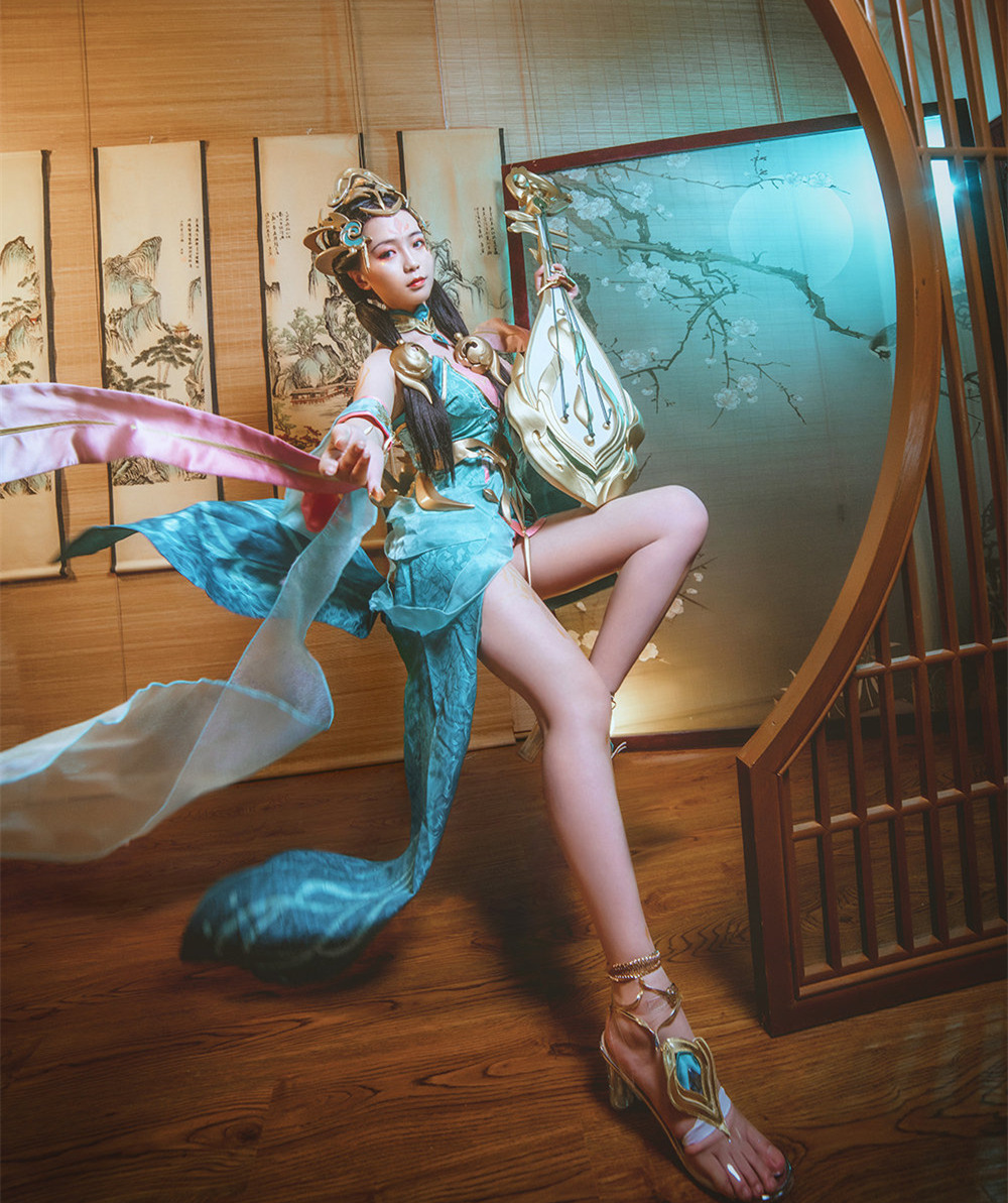 王者荣耀女玩家cos杨玉环姿势完美贴合原型后期把我也p成大长腿